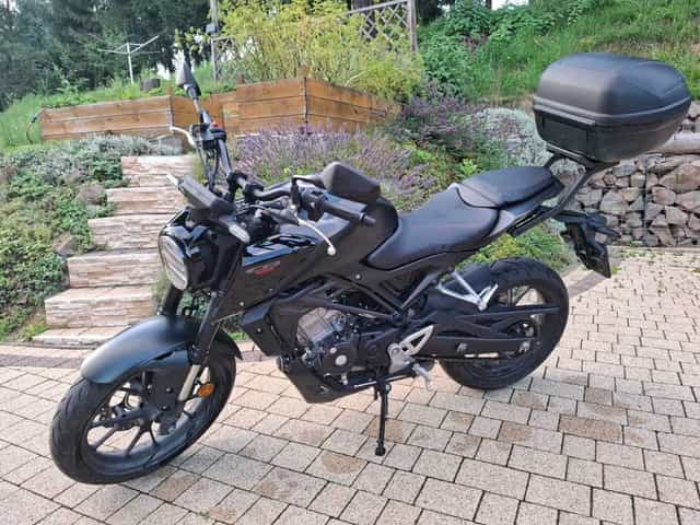 motocykl typu naked Honda cb125r