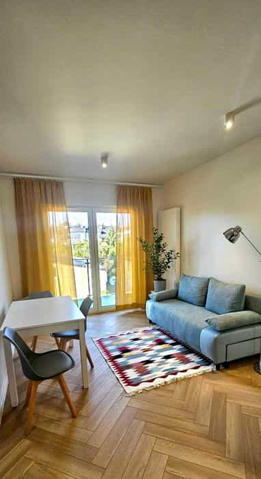 Mieszkanie z parkingiem: salon z kuchnią i pokój. Loretańska