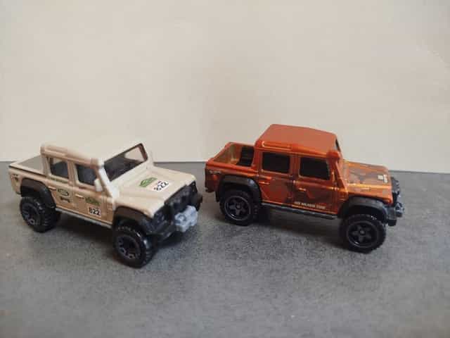 Hot Wheels '15 Land Rover Defender Double Cab FJV45 zestaw 2 pojazdów