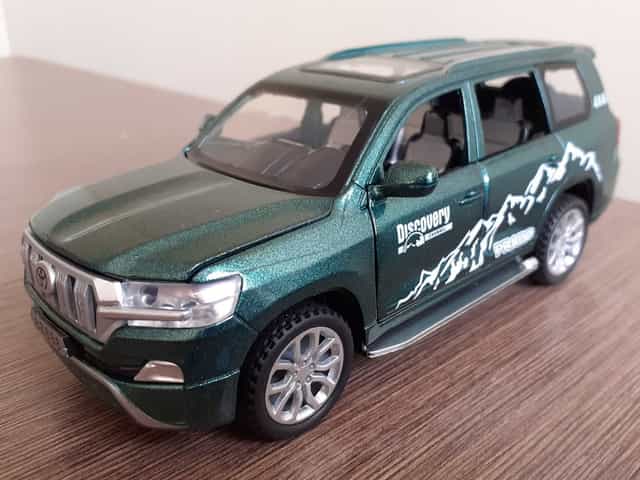 TOYOTA LAND CRUISER 1:32 napęd światła dźwięk