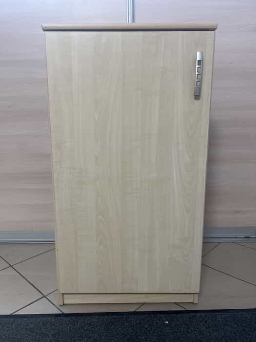 Szafka z trzema półkami