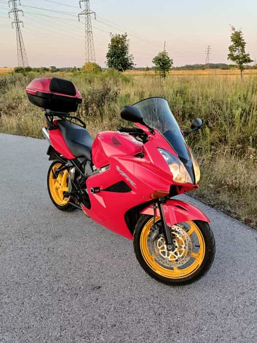 Honda VFR800 V-Tec z małym przebiegiem.