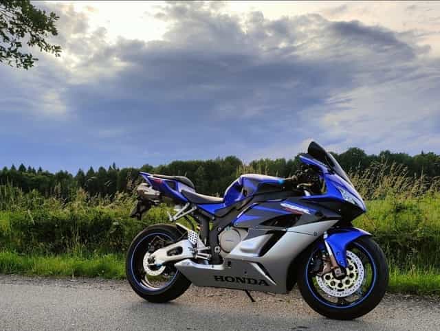 Honda CBR1000RR  czytaj opis