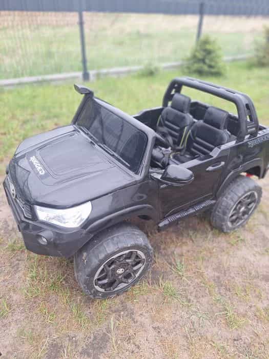 Toyota Hilux Czarny PickUp na akumulator (2szt.) dla dzieci