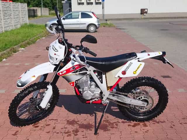 motocykl AJP PR4