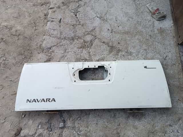 Tylna klapa Nissana Navara d40