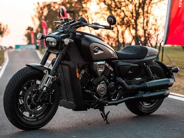 Motocykl Cruiser ,QJMOTOR SRV 600V z silnikiem V4 CHOPPER Rocznik 2026
