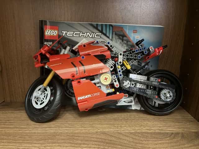 Lego Technic Ducati Panigale V4 R 42107
