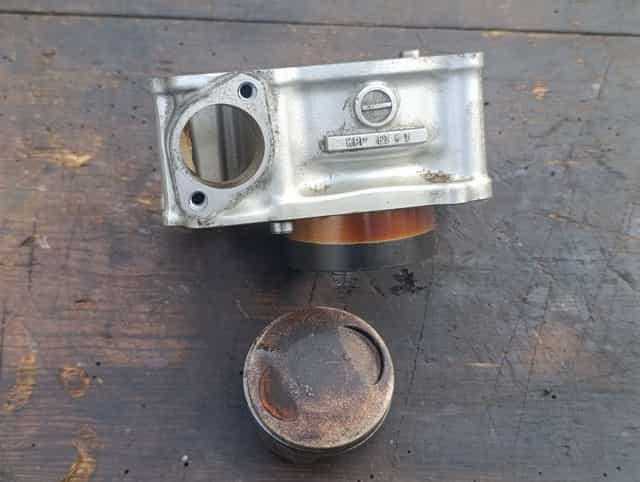 Cylinder Honda CBR 125 jc34 tło któreja silnika silnikowe części C5