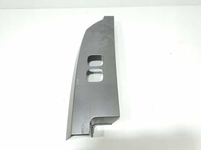 land rover defender ii l663 osłona lampy tył lewej n8b2-28661-ad