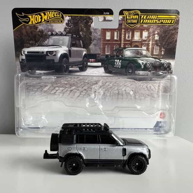 Hot Wheels Premium 1:64 2023 LAND ROVER DEFENDER 110 - LUZ