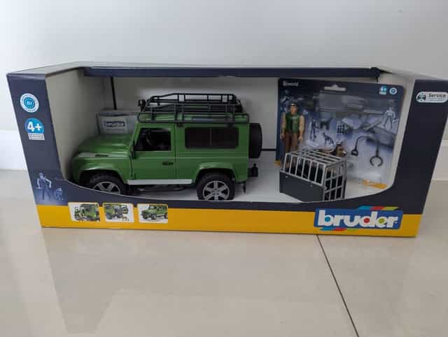 Land Rover Defender ze strażnikiem leśnym i psem – Bruder 02587 1:16