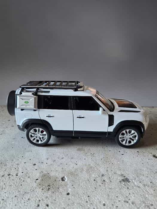 Model Land Rover Defender 110 (Biało-Czarny) Skala 1:24