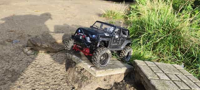 Model zdalnie sterowany MN 128 Jeep Wrangler