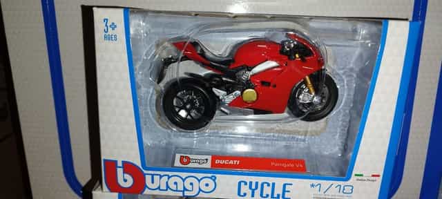 Bburago Ducati Panigale V4, w skali 1:18 Burago.
