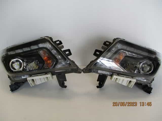 Lampa BI-XENON Nissan Navara PRAWA