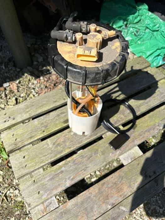 nissan navara d23 2.3dci kosz pompa paliwa pływak 6pin