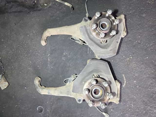 Zwrotnica przód prawa lewa Nissan Navara Pathfinder D40 3.0 dci v6