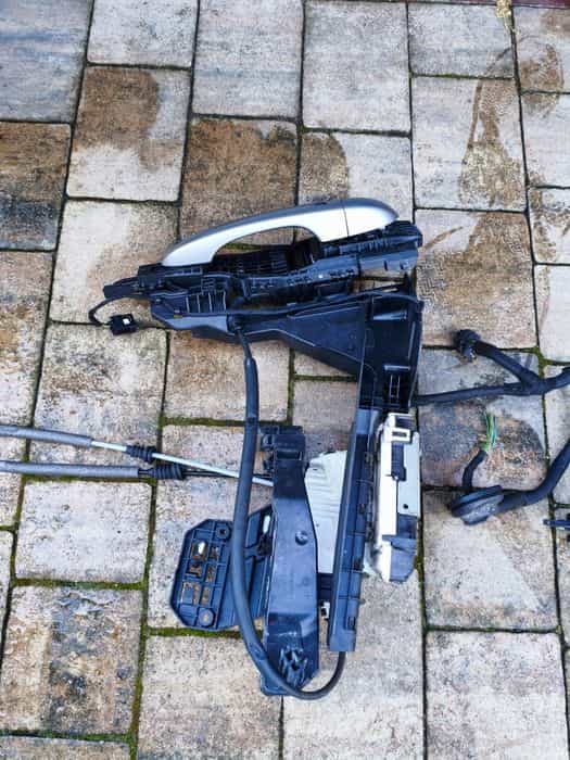 Klamka lewy przód wraz z silniczkiem do Jeep Cherokee Kl , Key less