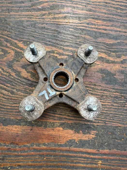 krzyzak lewy tyl piasta kola tyln BRP can am can-am outlander renegade