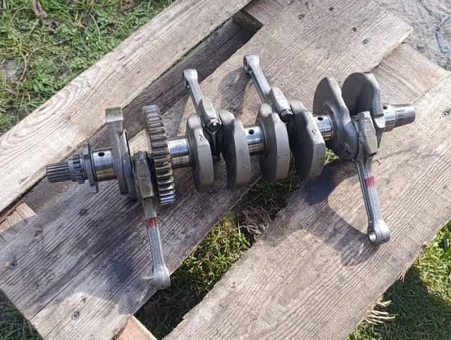 Wał korbowy Suzuki GSXR 600 Srad 750 korbowody 33E silnika silnik C1