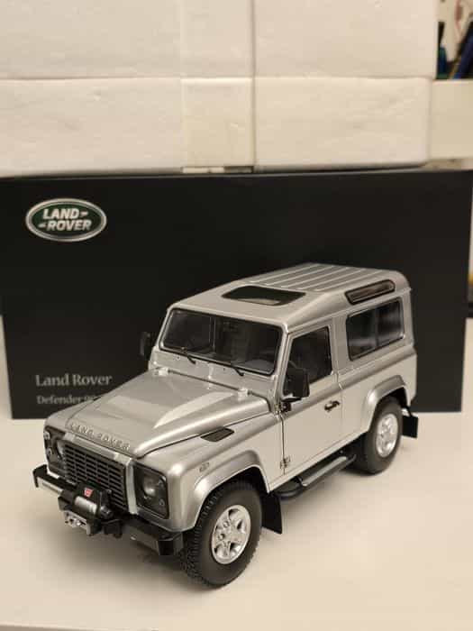 KYOSHO Land Rover Defender 90 Skala 1:18