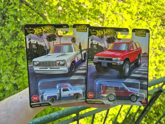 Zestaw 2x Hot Wheels Premium Boulevard Toyota, Dodge