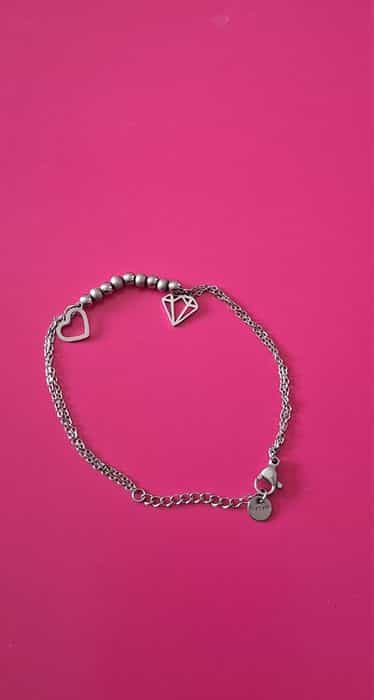 Bransoletka w kolorze srebrnym z motylkiem motyl