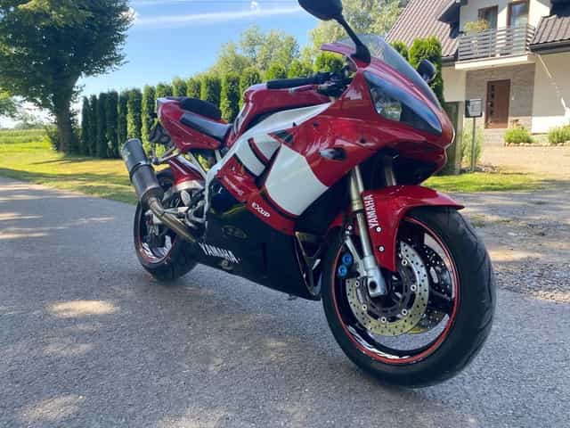 Yamaha r1 rn04 2001 rok