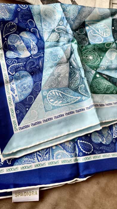 Apaszka damska wykonana z jedwabiu