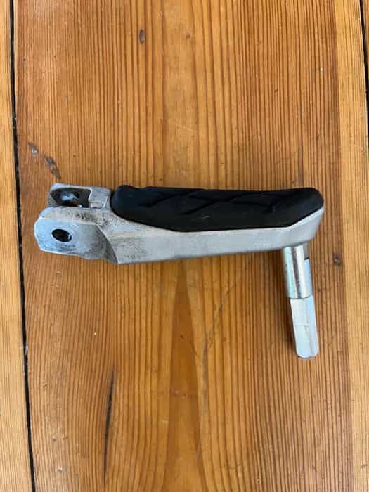 Podnóżek prawy Suzuki Hayabusa 2023