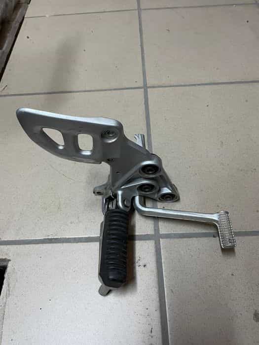 Set prawy podnóżek Suzuki Hayabusa GSX1300R