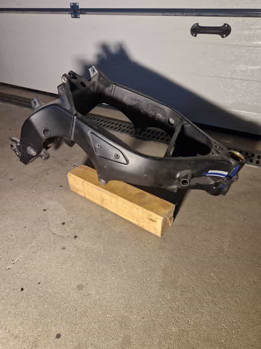 Rama Yamaha FZ1 Fazer pęknięta