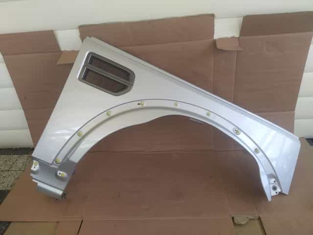 Błotnik prawy przód przedni Land Rover Discovery III w kolor