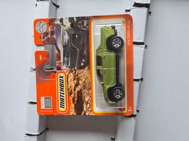 Autko matchbox toyota hilux