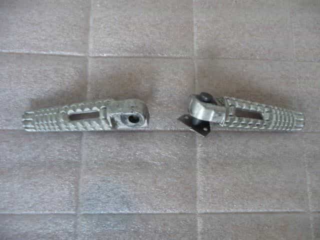 suzuki gsxr 1000 k5 k6 podnóżki pasażera tylne tył