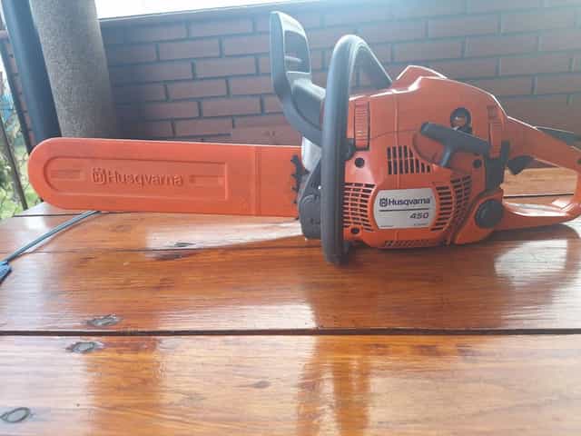 Piła motorowa spalinowa Husqvarna.