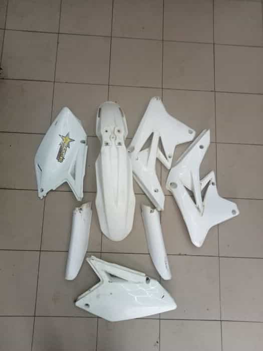 SUZUKI RM-Z 250 sprzedam plastiki