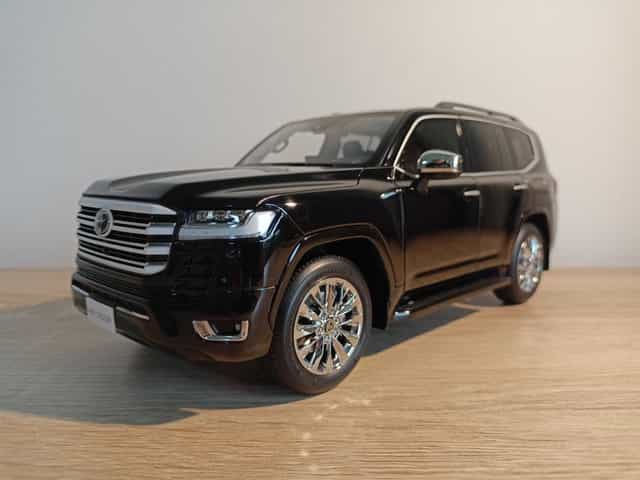 Toyota Land Cruiser LC300 ZX model w skali 1:18 LCD/otwierane elementy