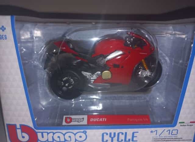 Bburago motor Ducati Panigale V4,skala 1:18.