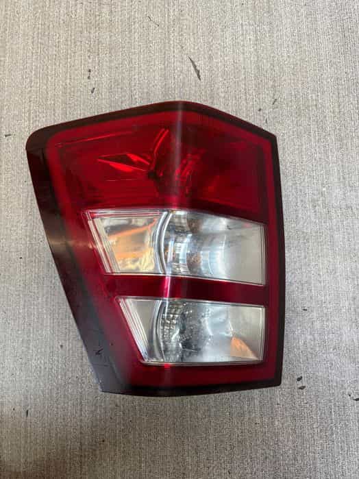 lampa tylna lewa jeep grand cherokee 2008rok