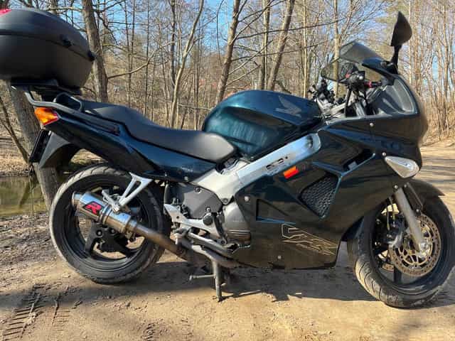 Honda VFR800 fi RC46 2000r od motocyklisty