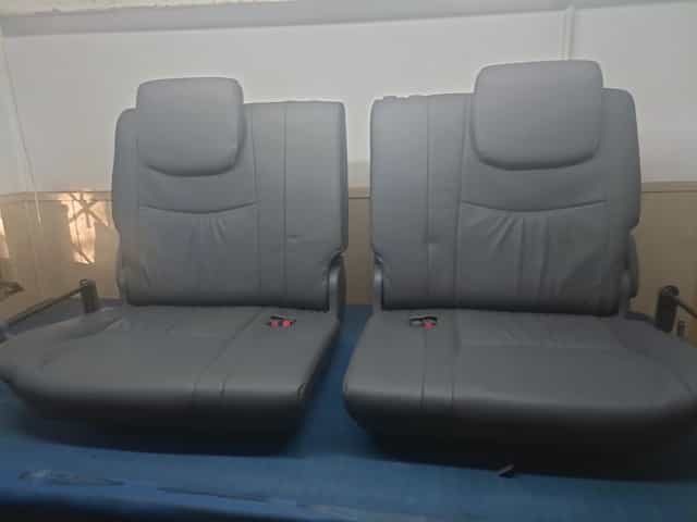 Toyota land Cruiser 120  siedzenia trzeci rząd