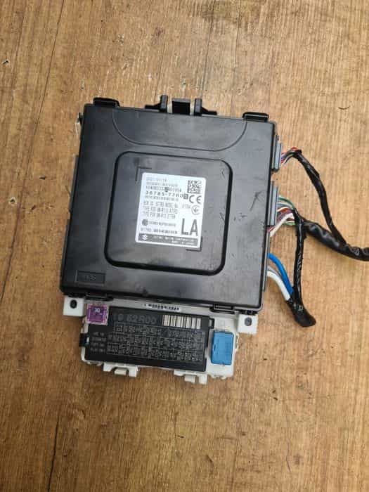 Suzuki Jimny IV 1.5 22r moduł komfortu BCM skrzynka bezpieczników