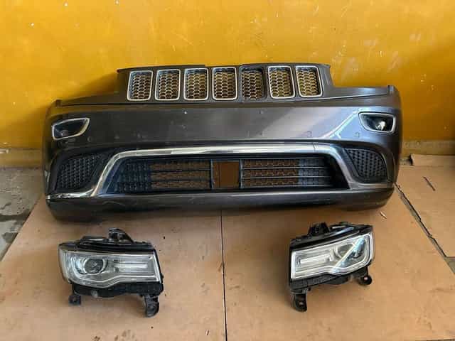 Jeep grand Cherokee wk2  pas lampa blotnik