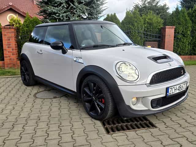 Mini couper SD xenon ,navi Skora,panorama PDC 180 KM mala rakieta
