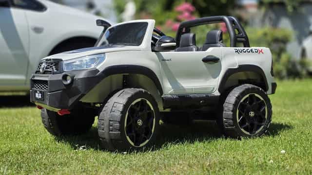 Autko elektryczne dla dziecka Toyota Hilux 4x4 PO TUNINGU