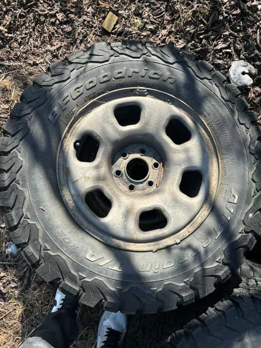 Sprzedam opony z felgami Nissan navara