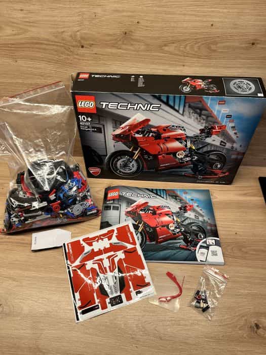 LEGO Technic Ducati Panigale V4 R 42107  pudelko naklejki technic