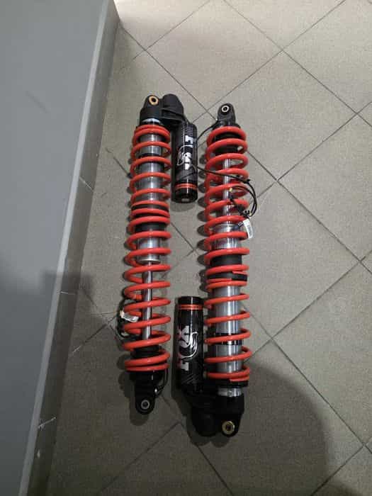 AMORTYZATORY AKTYWNE NOWE  2szt przód Can-Am Maverick X3
